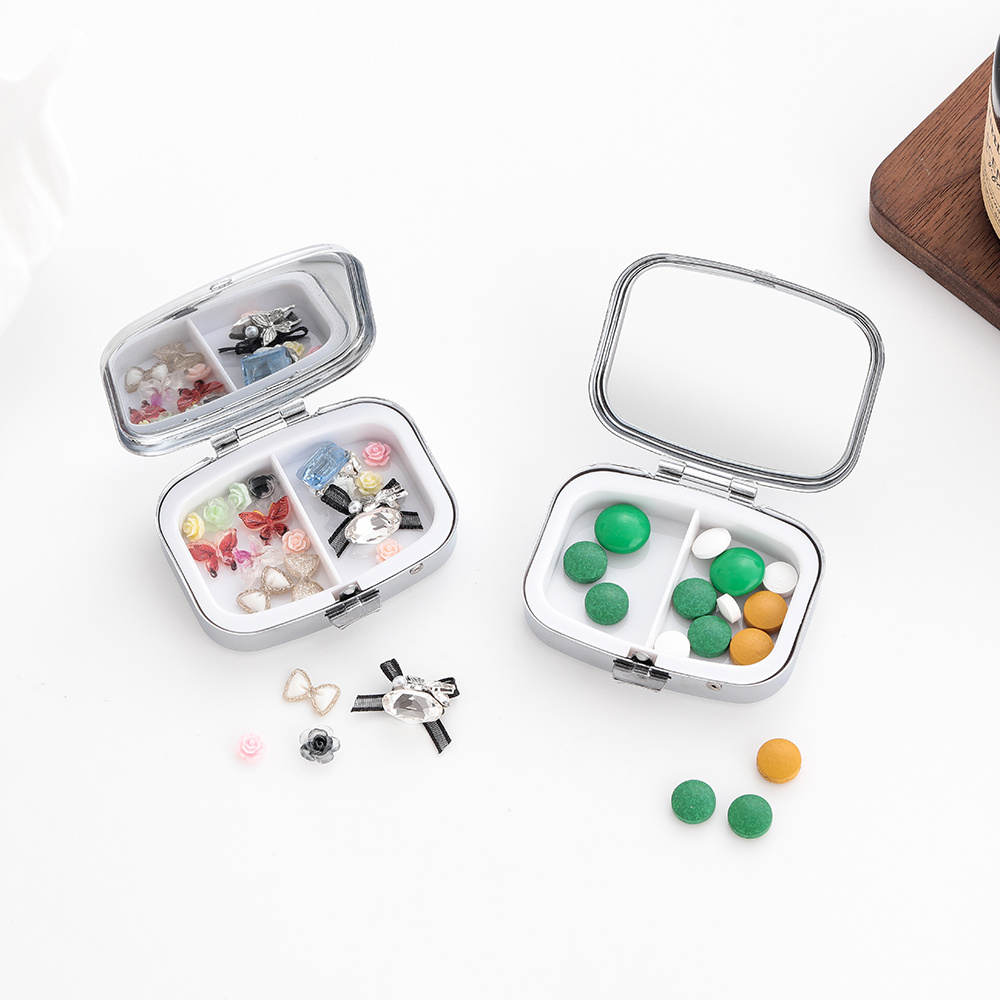 1 Kwadratowe metalowe pudełko  – Accessories Travel Jewelry Box recenzja i cena